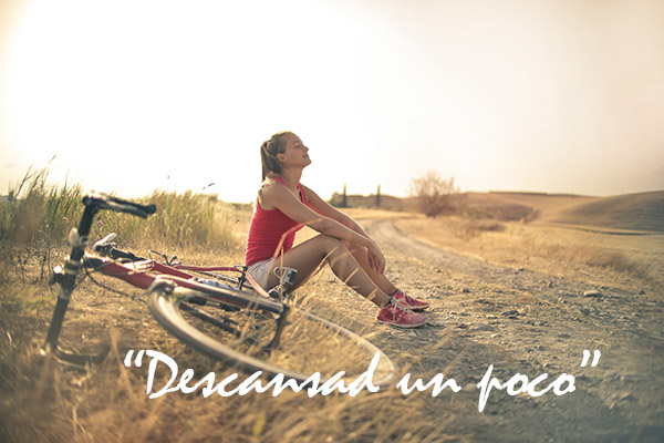 Foto de Andrea Piacquadio: https://www.pexels.com/es-es/foto/mujer-deportiva-con-bicicleta-descansando-sobre-la-carretera-del-campo-en-la-luz-del-sol-3771836/