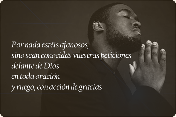 Foto de SHVETS https://www.pexels.com/es-es/foto/blanco-y-negro-hombre-traje-mano-7533332/